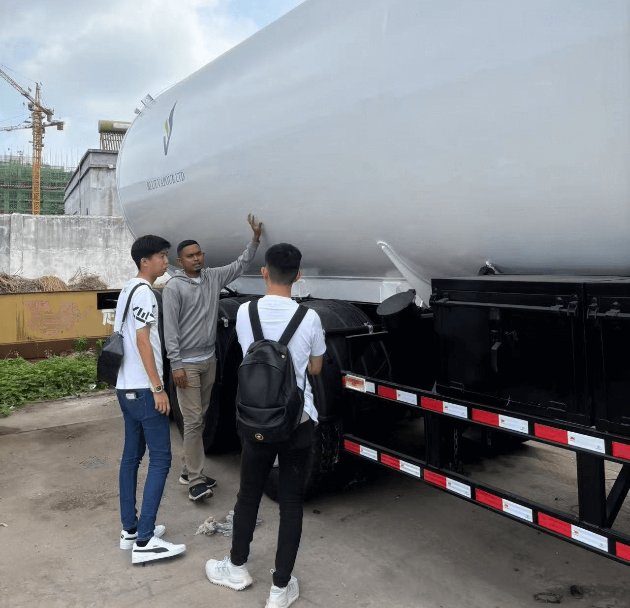 Клиенты из Либерии посетили фабрику Luyi и приобрели три прицепа из осевых нефтяных резервуаров.
