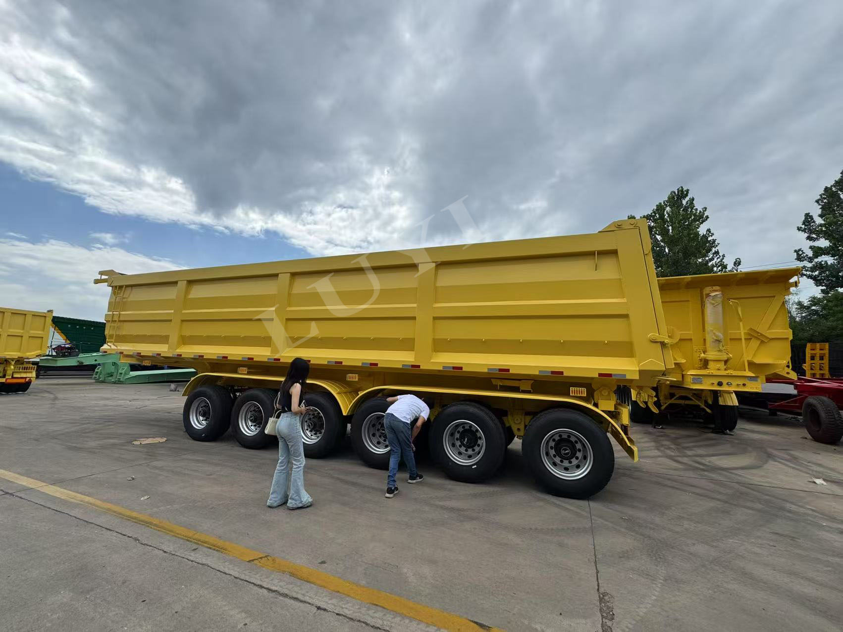 Клиенты из Саудовской Аравии проводят инспекцию на месте цементовозов емкостью 30 куб. м и успешно заключают заказ на сотрудничество