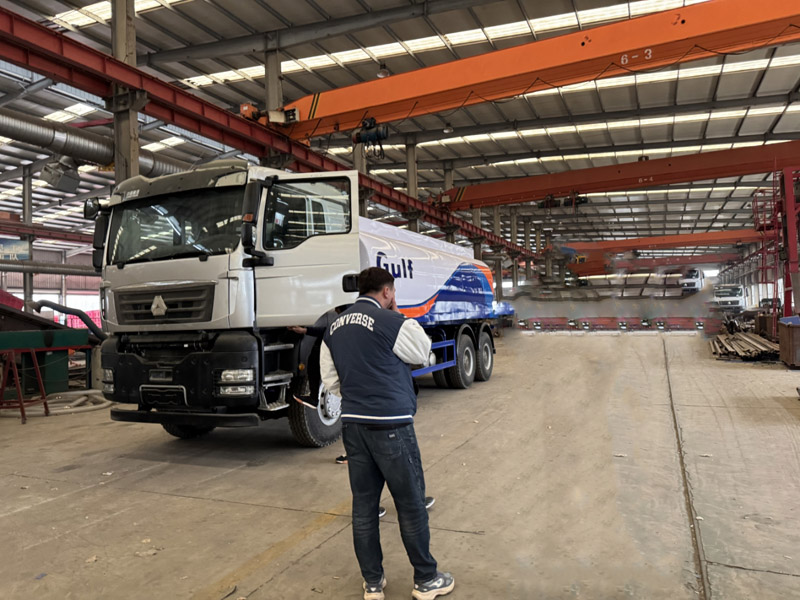 Фабрика «Луйи» приветствует клиентов из Кыргызстана. После проверки на месте покупка бензовоза успешно завершена.