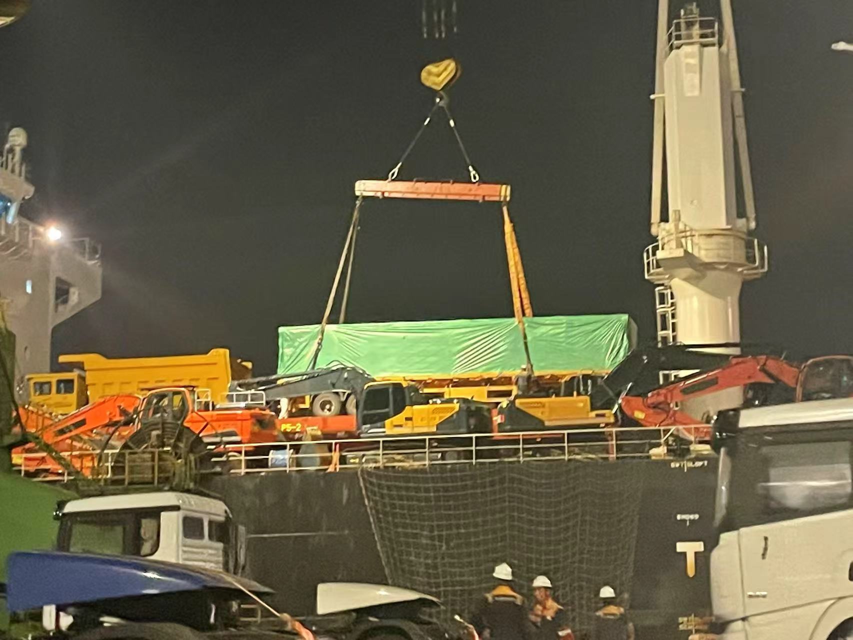 Отправляйтесь в Гану! Три плоских полуприцепа LuYi успешно загружены на корабль