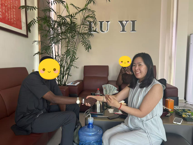 Нигерийские клиенты посетили LuYi и подписали контракт, открыв новую главу в сотрудничестве с полуприцепами.