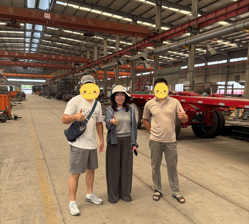Казахстанские клиенты посетили завод Luyi, и был заключен контракт на бортовой полуприцеп.