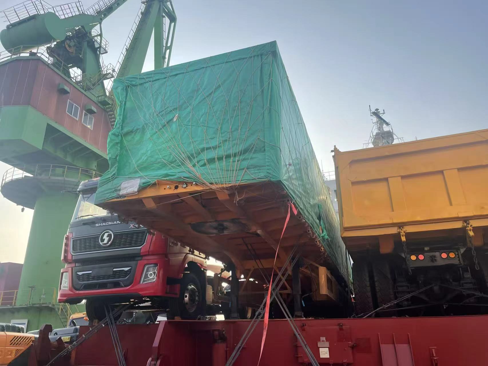 Новый заказ на трансграничные перевозки! 3-осный 4-футовый бортовой полуприцеп Luyi отправился в Казахстан