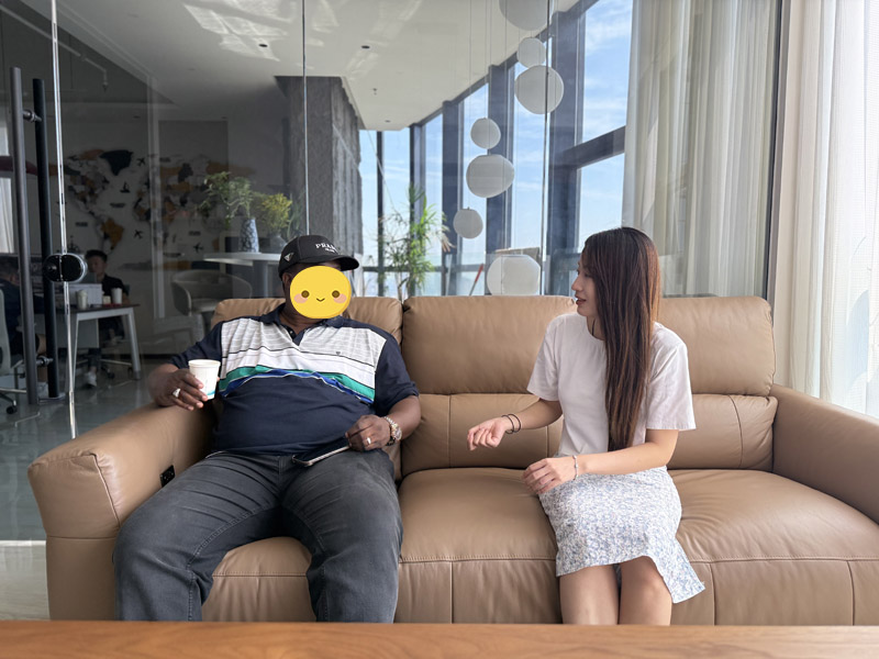 Клиенты из Кыргызстана посетили завод Лу Йи и успешно подписали контракт на поставку четырехосных бортовых полуприцепов