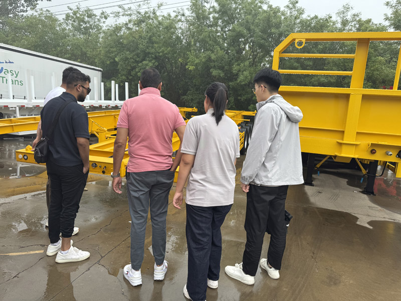 Завод Luyi принимает южноафриканских торговцев, бортовые полуприцепы привлекают намерения сотрудничества