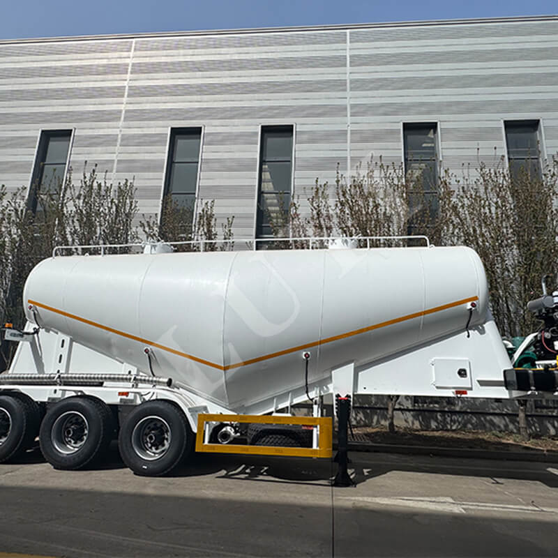 В целях расширения сотрудничества Китая и Сенегала в сфере логистики, 3-осные полуприцепы-цистерны Luyi отправлены в Сенегал