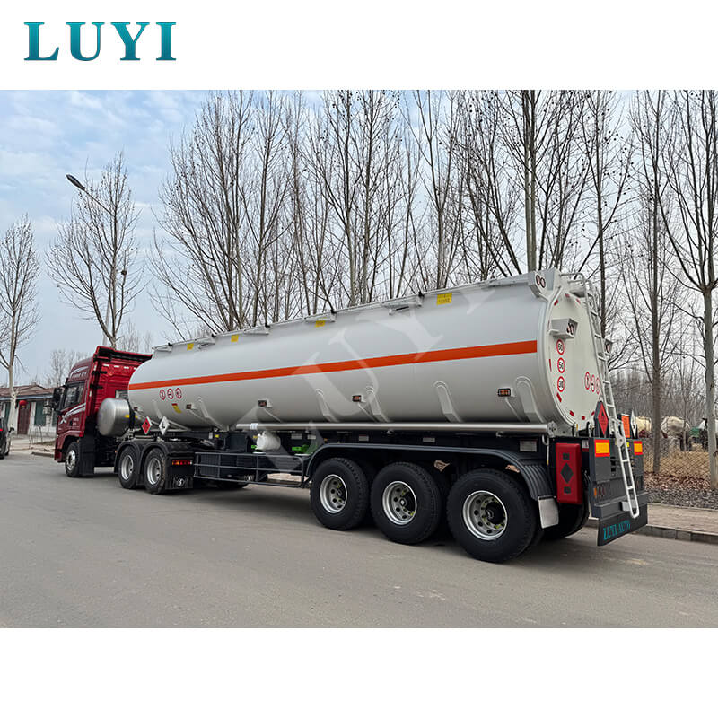 Трехосный полуприцеп-цистерна Luyi емкостью 3000 литров отправлен в Сенегал, помогая местной транспортировке энергии