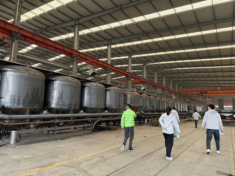 Эфиопская делегация осматривает полуприцепы-цистерны емкостью 30 000 литров и обсуждает детали сотрудничества