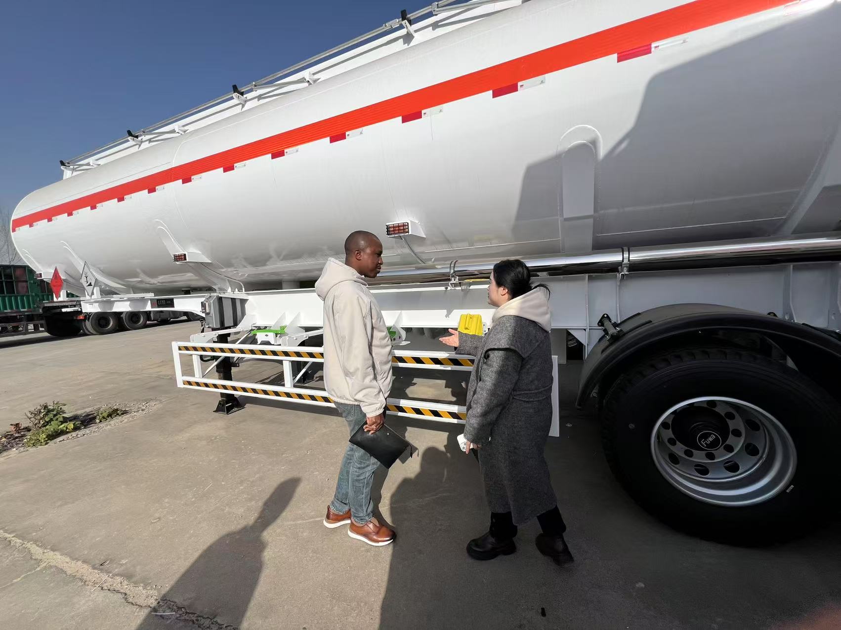 Клиенты из Гвинеи посетили производственную базу LUYI и лично стали свидетелями производства полуприцепов 40T