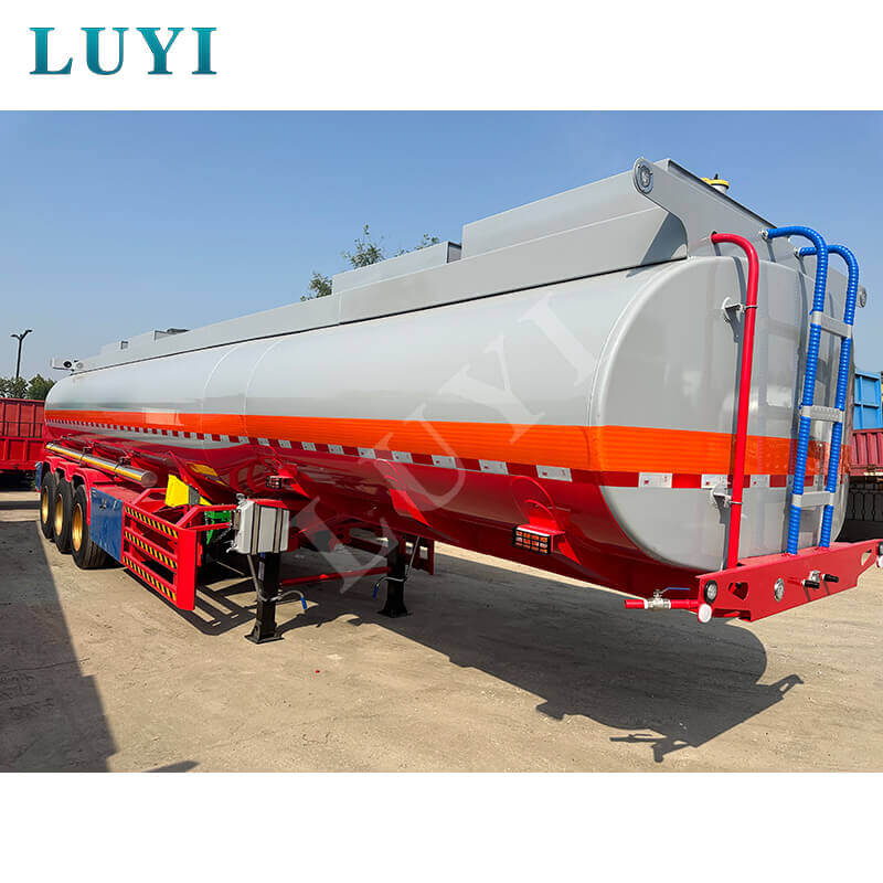 Завод Luyi приветствует конголезских гостей: полуприцеп-цистерна емкостью 35 000 л способствует развитию китайско-африканского логистического сотрудничества