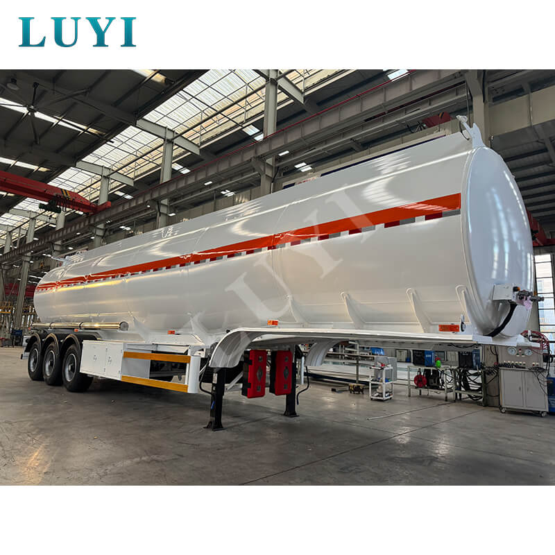 3-осный 60-тонный полуприцеп-цистерна из углеродистой стали емкостью 45 000 литров
