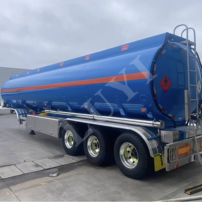 3-осный 7-отсековый полуприцеп-цистерна емкостью 40 000 литров