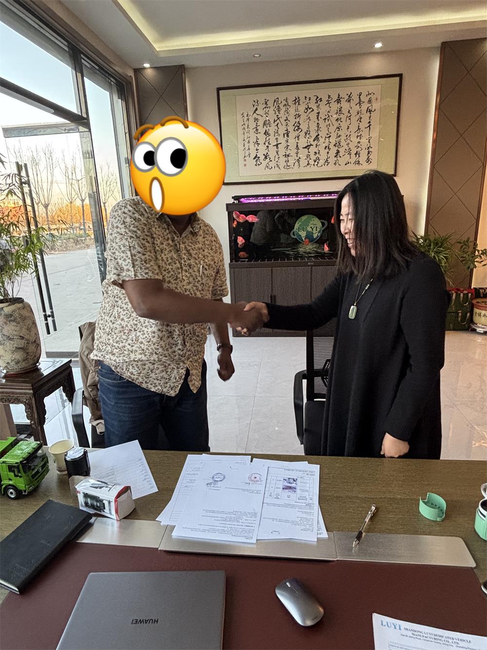 Как саудовская компания тяжелого транспорта выбрала Luyi Auto для трех кастомных низкорамных прицепов после посещения завода