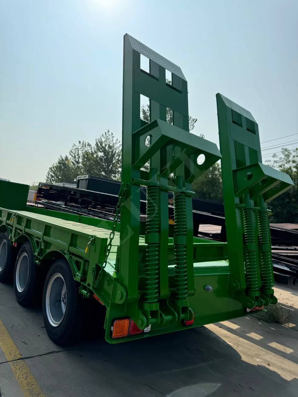 Three-Axle Low-Bed Semi-Trailer
