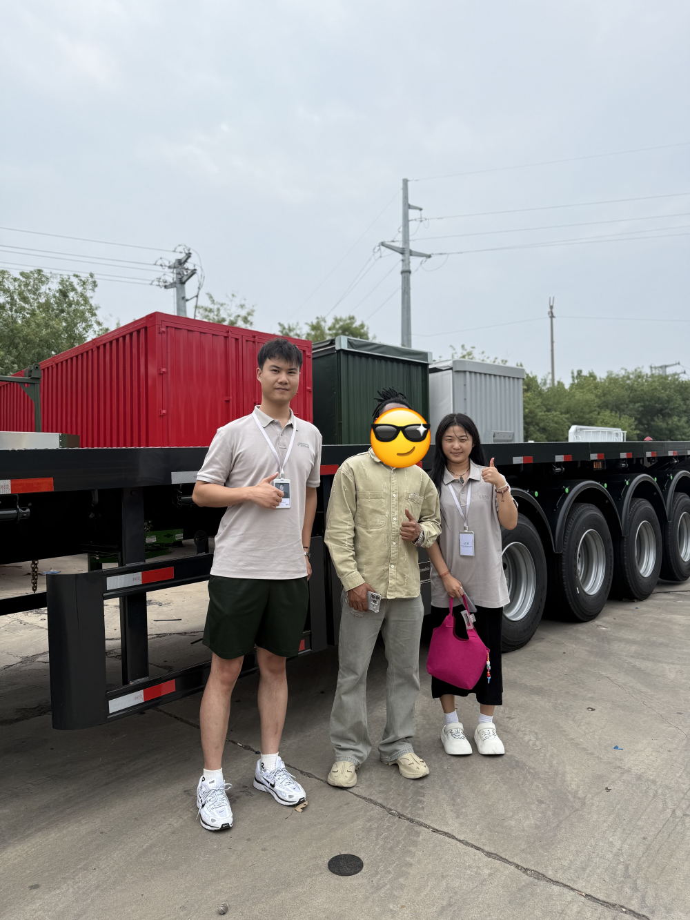 Клиент логистической компании из Свазиленда посетил Luyi Auto и заказал 3 нестандартных черных бортовых прицепа для перевозки грузов по бездорожью