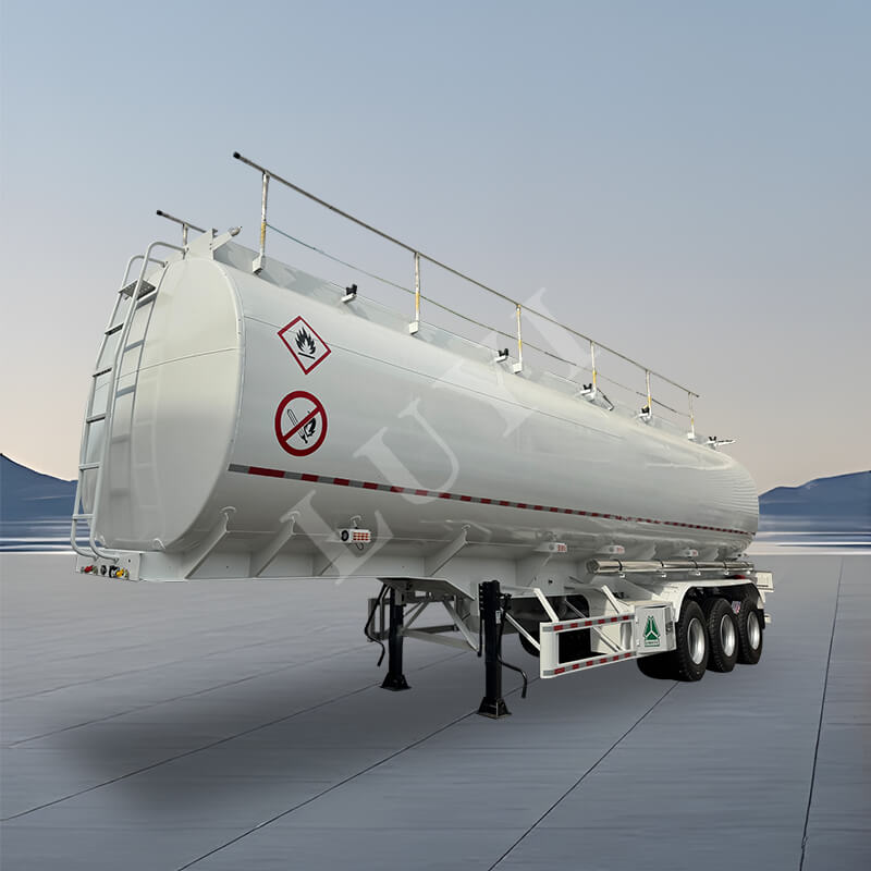 Трехосный полуприцеп-масляный бак объемом 45/50 куб.м.