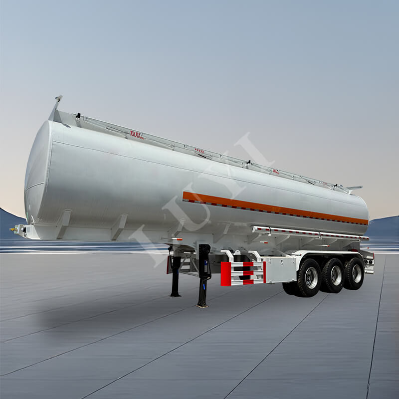 Трехосный полуприцеп-цистерна из углеродистой стали емкостью 55 000 литров