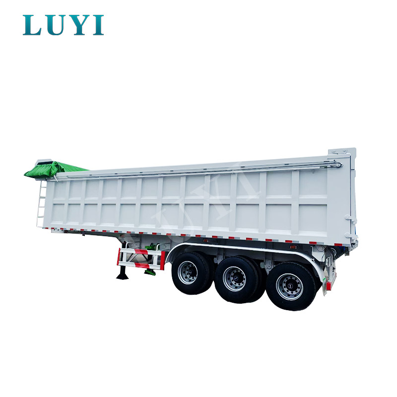 Белый 3-осный полуприцеп-самосвал с задней разгрузкой